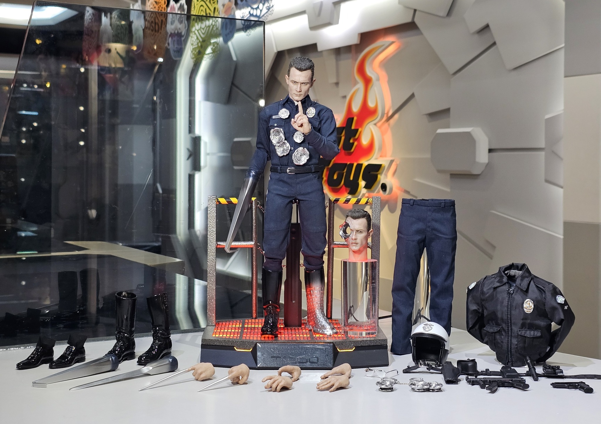 Hot Toys MMS774 Terminator 2: Judgment Day - T-1000 (2.0)