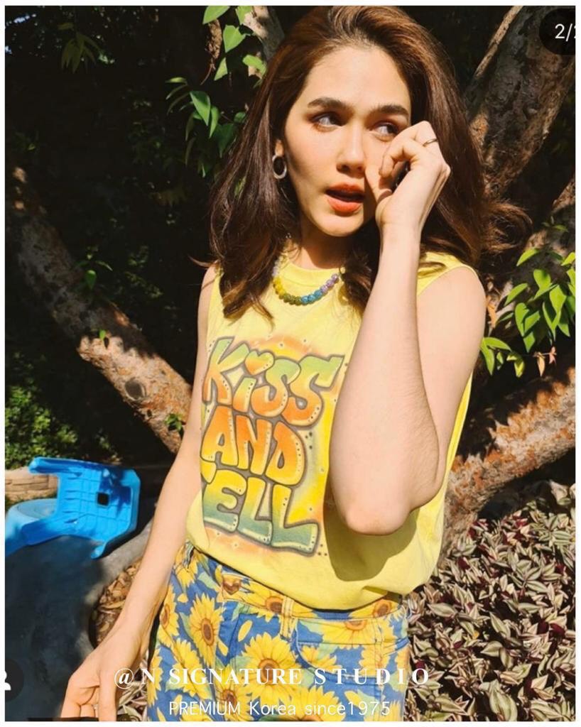 เสื้อยืดแขนกุดแบบดาราใส่ สีสันสดใส