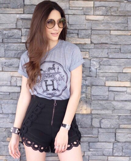 เสื้อยืดแขนสั้นแต่งคอกลม งานตัดเย็บด้วยเนื้อผ้ายืดที่สั่งทอพิเศษอย่างดีค่ะ มาพร้อมงานสกรีนลวดลายแบรนด์ hermes ค่ะ สวยเท่ห์มากๆ