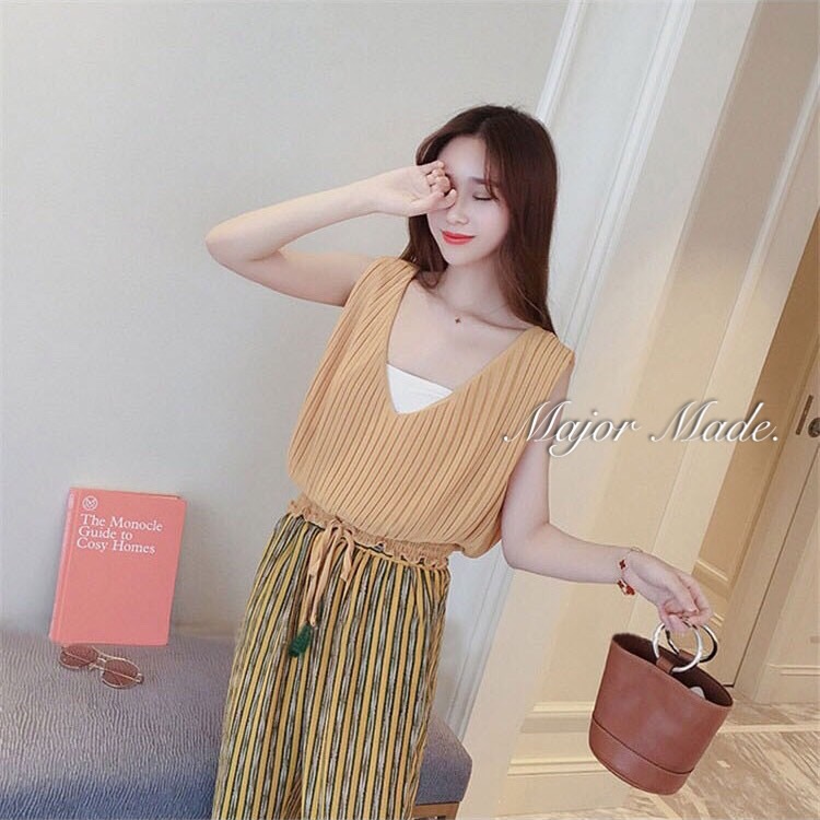 Korea set เสื้อแขนกุดอัดพลีทเอวจั้ม คอวี มาพร้อมกางเกงลายทางผูกเอว เนื้อผ้าชีฟอง มี ซับในค่า มีกระเป๋า2ข้าง ชุดนี้ ได้ลุคสาวหวานน่ารัก สไตล์เกาหลีสุดๆ ชุดเดียวจบค่ะ