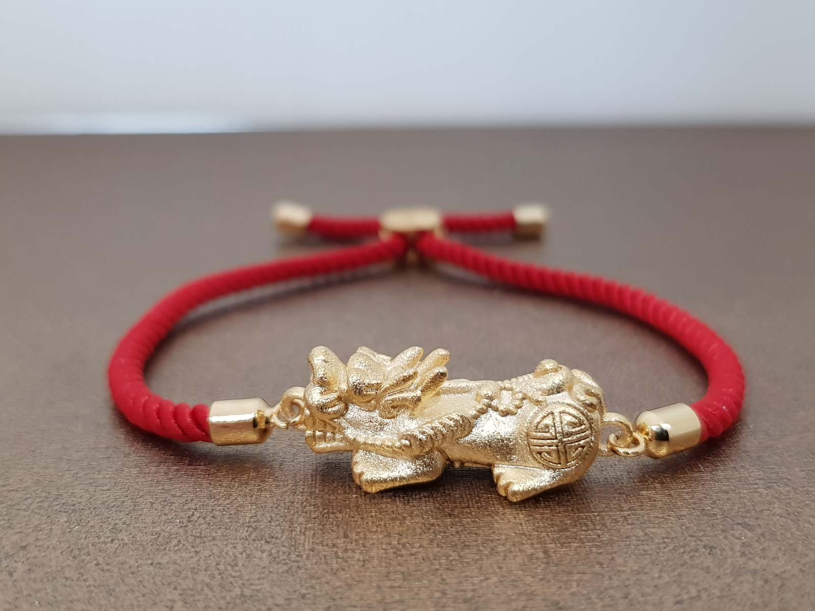 วัตถุมงคลสำหรับเสริมดวงของทุกปีนักษัตรที่ดี คือ ปี่เซียะ ด้ายแดง คู่บารมี เสริมโชค เรียกทรัพย์ ร่ำรวย เงิน ทอง ปัดเป่าสิ่งชั่วร้าย เก็บเงินทองไม่รั่วไหลพร้อมก้อนเงิน สัญลักษณ์ของความมั่งคั่ง มั่งมี