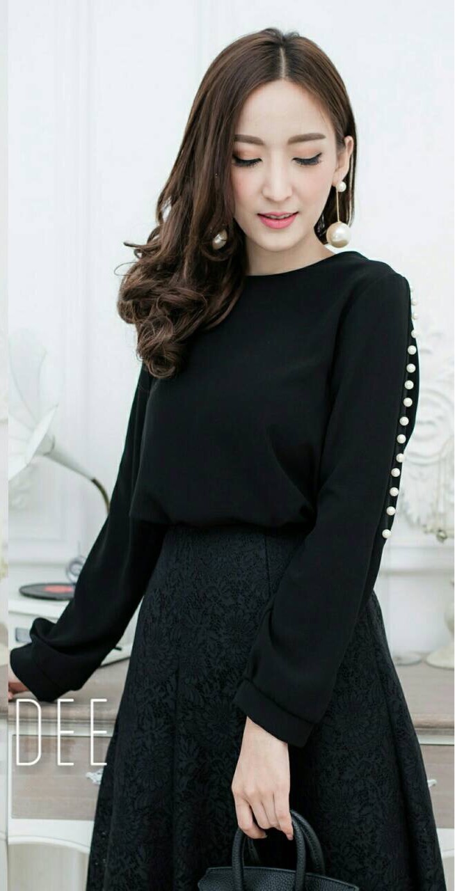 เสื้อแขนยาว เนื้อผ้าวาเลนติโน ผ้านุ่มทิ้งตัวสวย แขนประดับมุกทั้ง 2 ข้างและผ่าปลายแขน พร้อมกระดุมหยดน้ำด้านหลัง งานสวยไฮโซ รีบๆเลยนะคะ