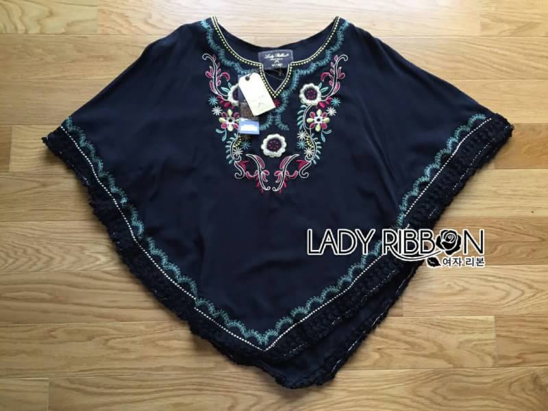 เสื้อโบฮีเมียนเป็นทรงชายสามเหลี่ยมปักรูปดอกไม้ใบไม้ ชายเสื้อแต่งพู่แบบน่ารักๆ