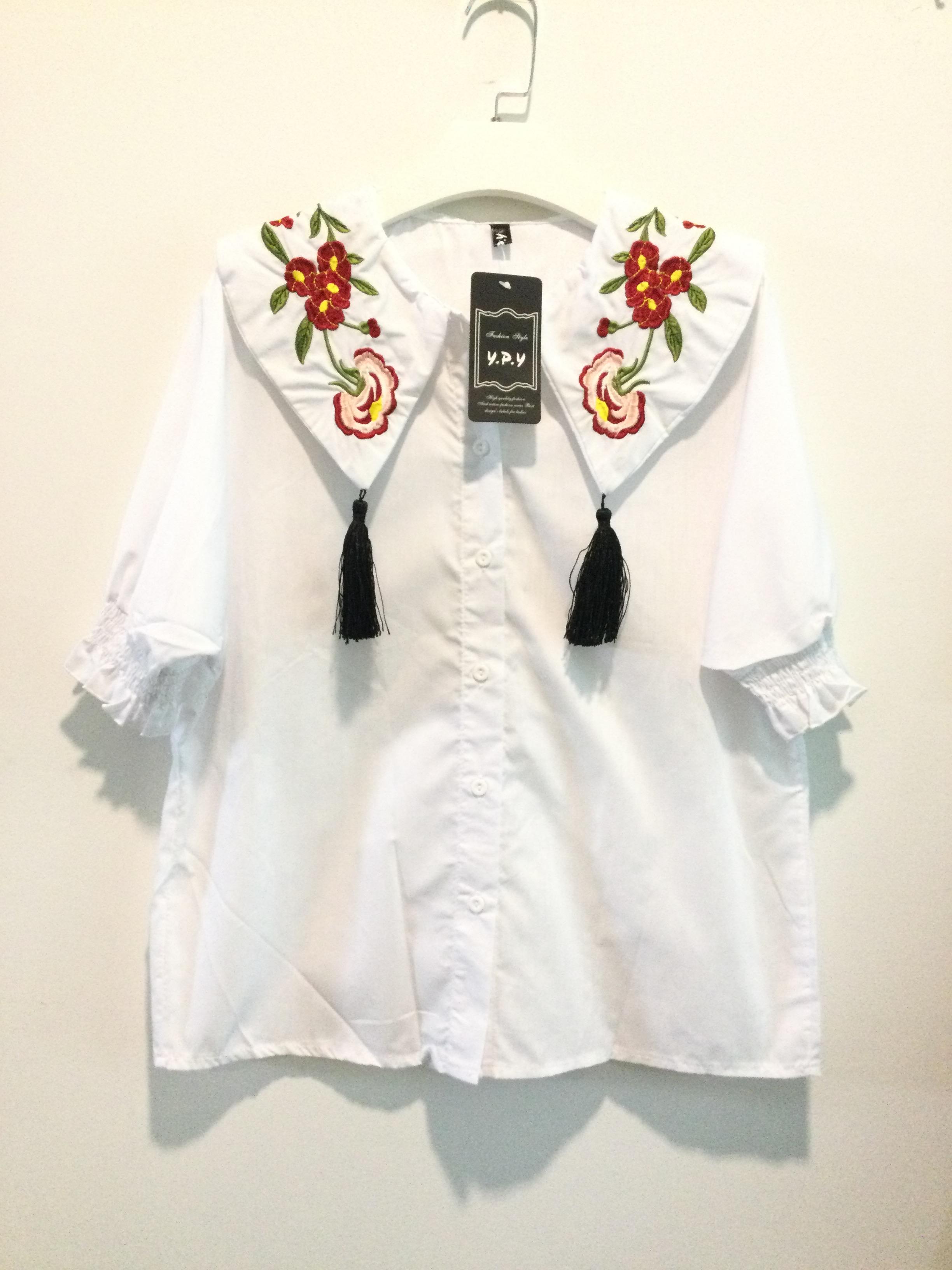 เสื้อเชิ้ตสีขาวแขนตุ๊กตางานป้าย ypy