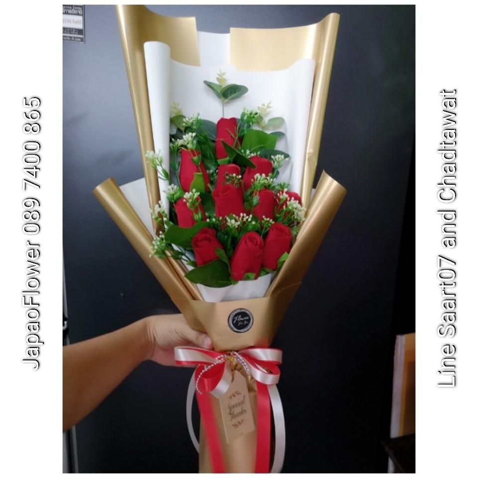 ช่อดอกกุหลาบแห้ง ห่อด้วยกระดาษสีทอง