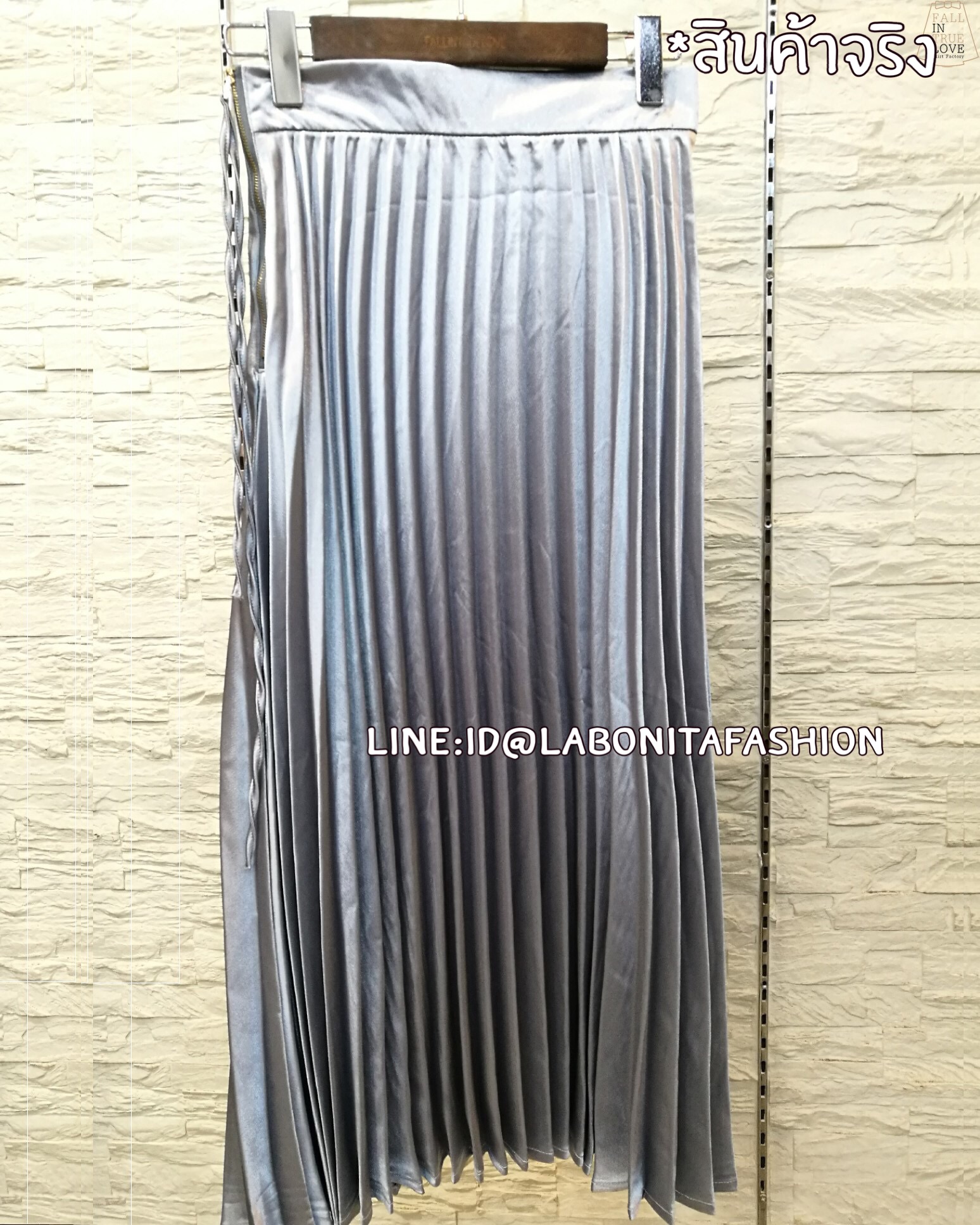 กระโปรงพลีทผ้าไหมเครปซาตินเนื้อดีทรงตรงความยาว 4 ส่วน เป็นกระโปรงทรงเอวสูง ชายกระโปรงยาวเสมอกัน แต่งซิปโลหะสีทองด้านข้าง เหมาะสำหรับใส่ออกงานได้ทั้งงานเช้า มี3 สีสวย