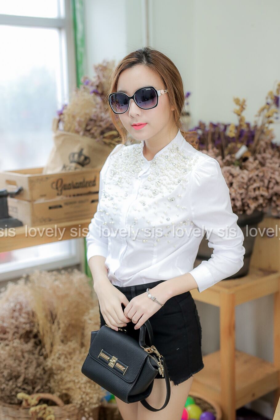 เสื้อเชิ้ตคอปีน แขนยาว กระดุมเรียงแต่งสาบซ่อน เพิ่มความหรูด้วยเพชรและมุกสีเดียวกับสีเสื้อ ผ้าเชิ้ตเนื้อดี ยืดหยุ่น ใส่สวย แมทช์กับกระโปรงหรือขายาวดูดีสุภาพนะคะ