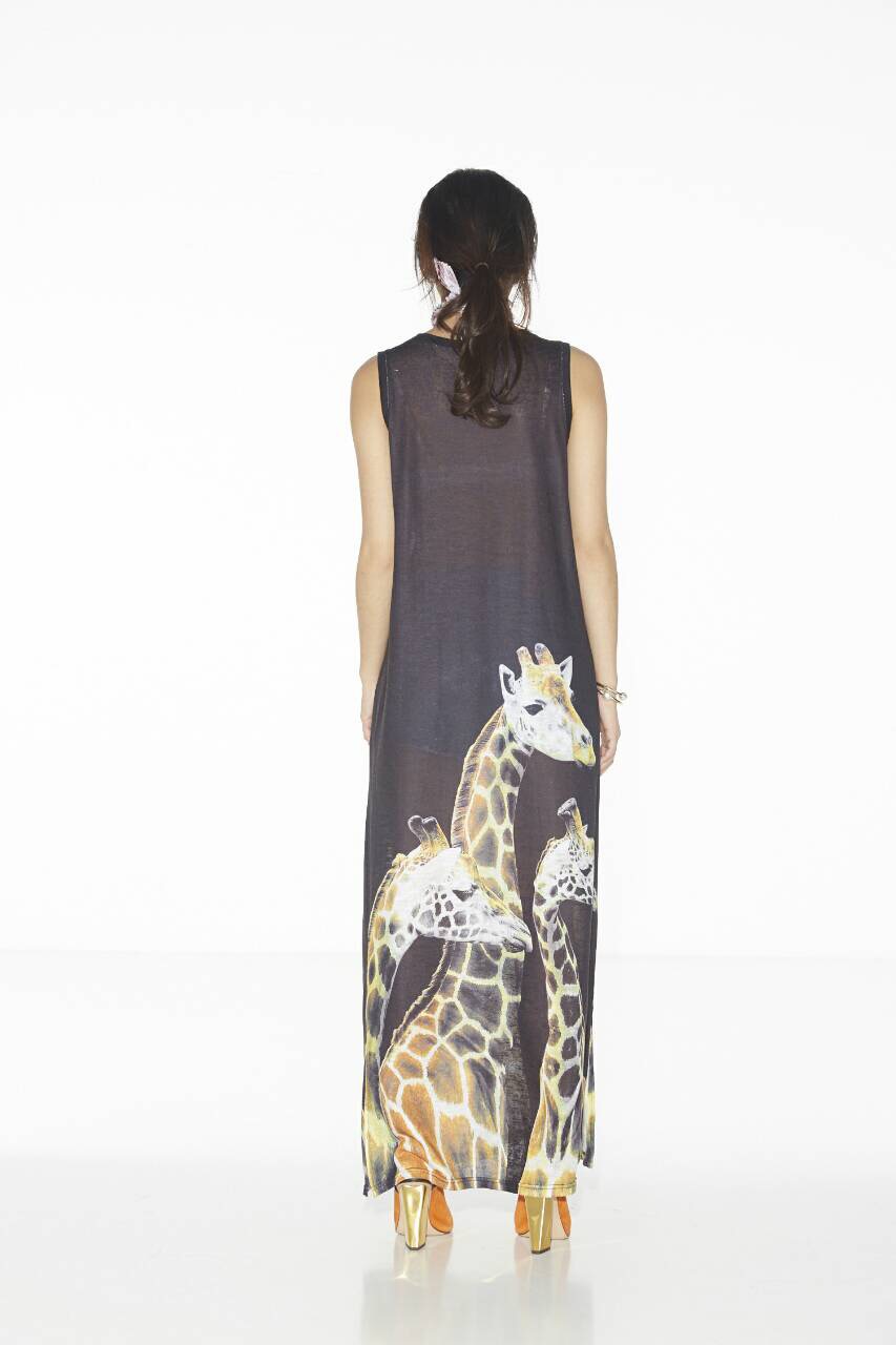 เดรสตัวยาวทรงหรู ปริ้นลายยีราฟ สีสันสวยงามมากค่ะ ใส่ได้หลายโอกาสแนะนำค่ะ