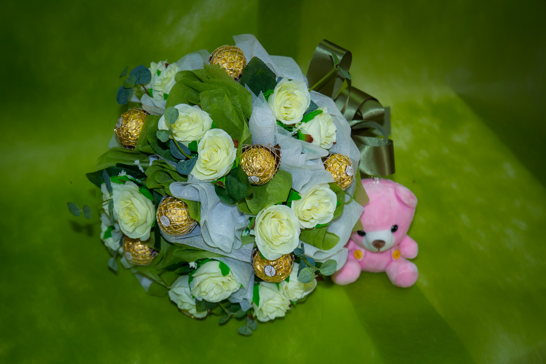 ช่อเฟอเรโร่ (Ferrero Rocher) 9 ลูก ดอกกุหลาบสีขาว กระดาษสีเขียว