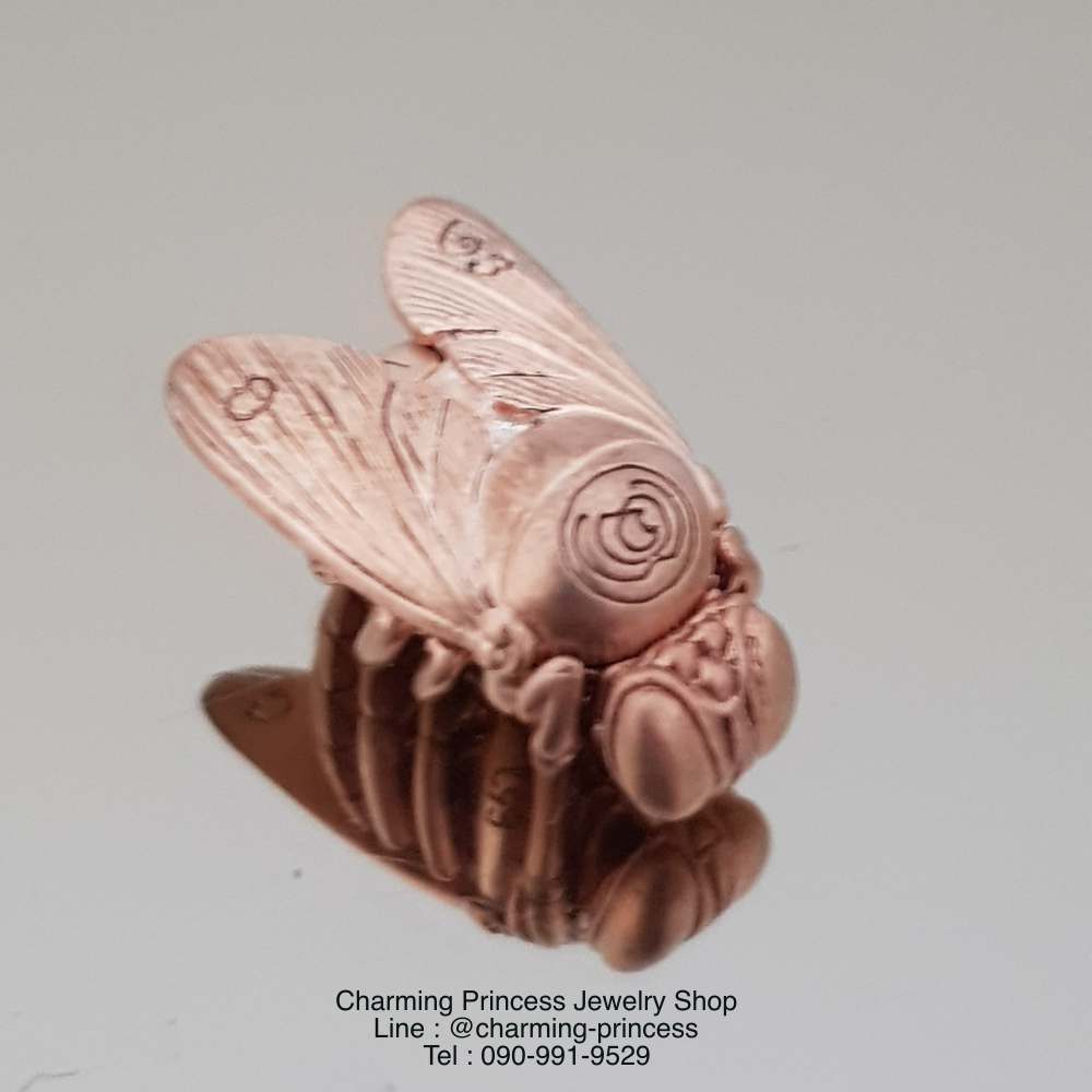 พญาภู่คำ ต่อเงินต่อทอง เนื้อทองแดง เครื่องรางของขลังทำพิธีปลุกเสกแล้วคะ พญาแมลงภู่คำนี้ นับเป็นเอกทางโชคลาภ เมตตา ส่งเสริมดวงชะตาให้มั่งคั่ง ทั้งทรัพย์สิน ยศศักดิ์ เป็นที่รักใคร่เอ็นดูของผู้คนทั้งหลาย อีกทั้งยังป้องกันคุณไสยมนต์ดำ