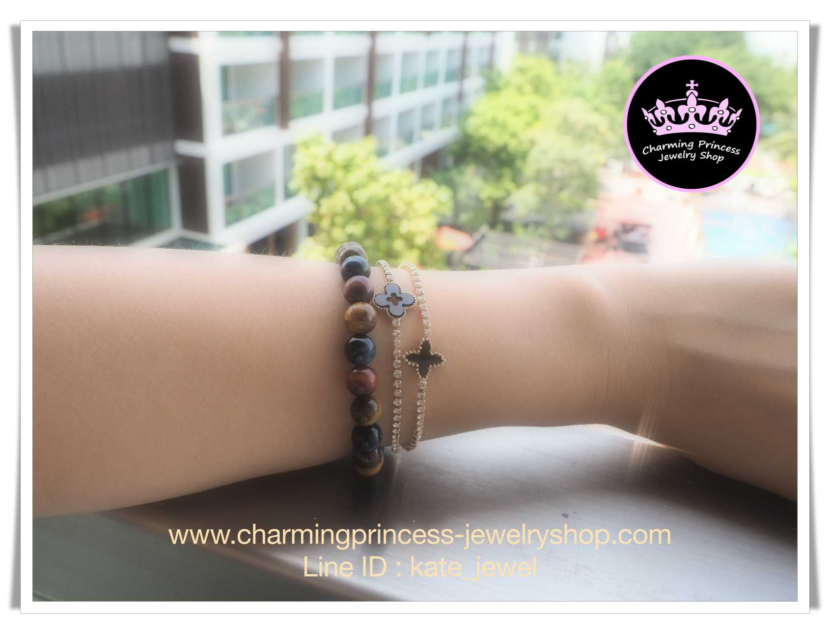 สร้อยข้อมือแฟชั่นหินสี Tiger Eye 3 Colors หินสามทหารเสือ 8 มม แก้ปีชง พลิกฟื้นดวงชะตา แคล้วคลาดปลอดภัย ประดับ Charm สไตล์ Van Cleef & Arpeals