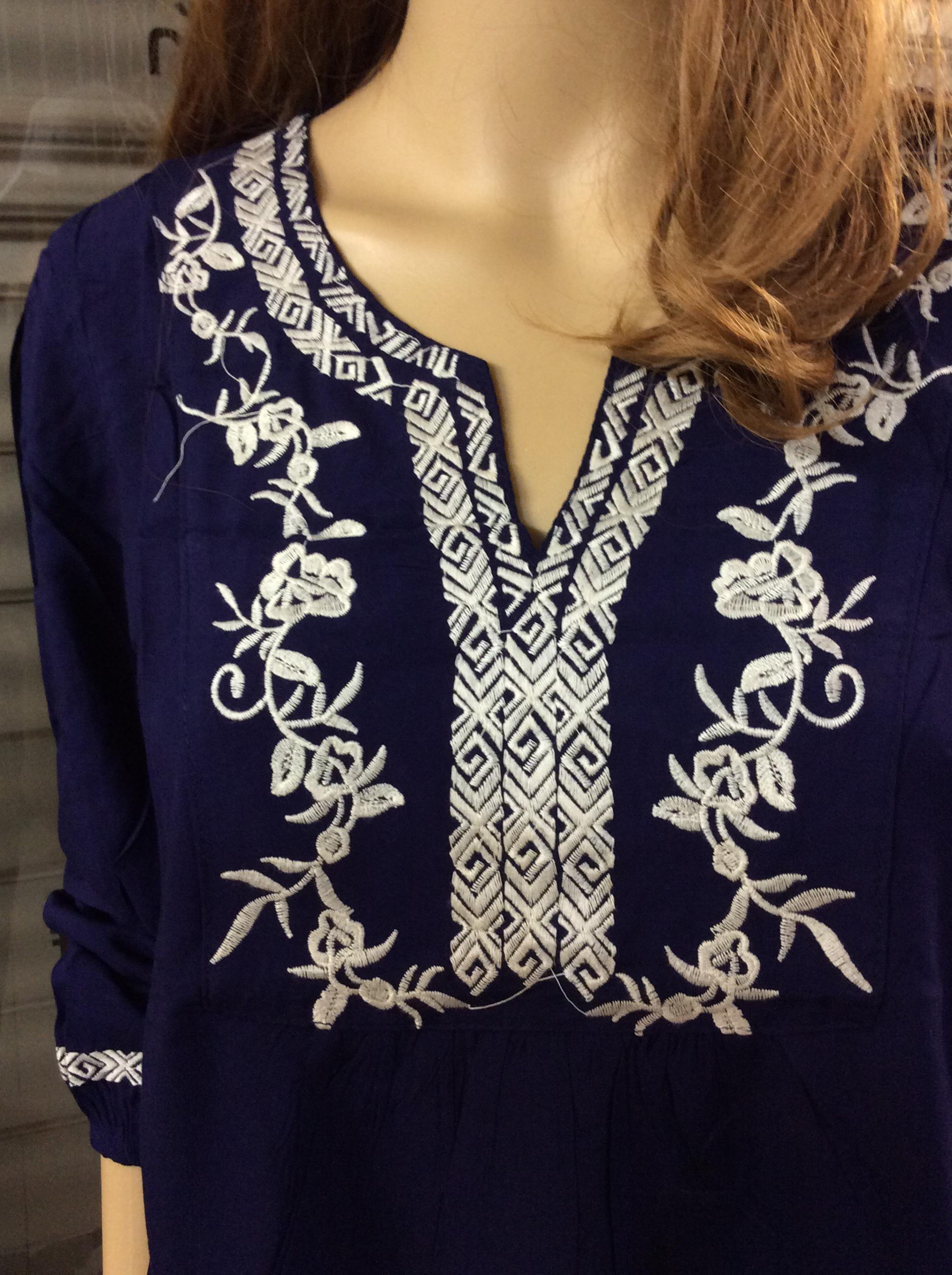 เสื้อโบฮีเมียน คอวี ปักลวดลายดอกไม้สวยๆ ผ้าเนื้อดีใส่สบายไม่ร้อนนะคะ