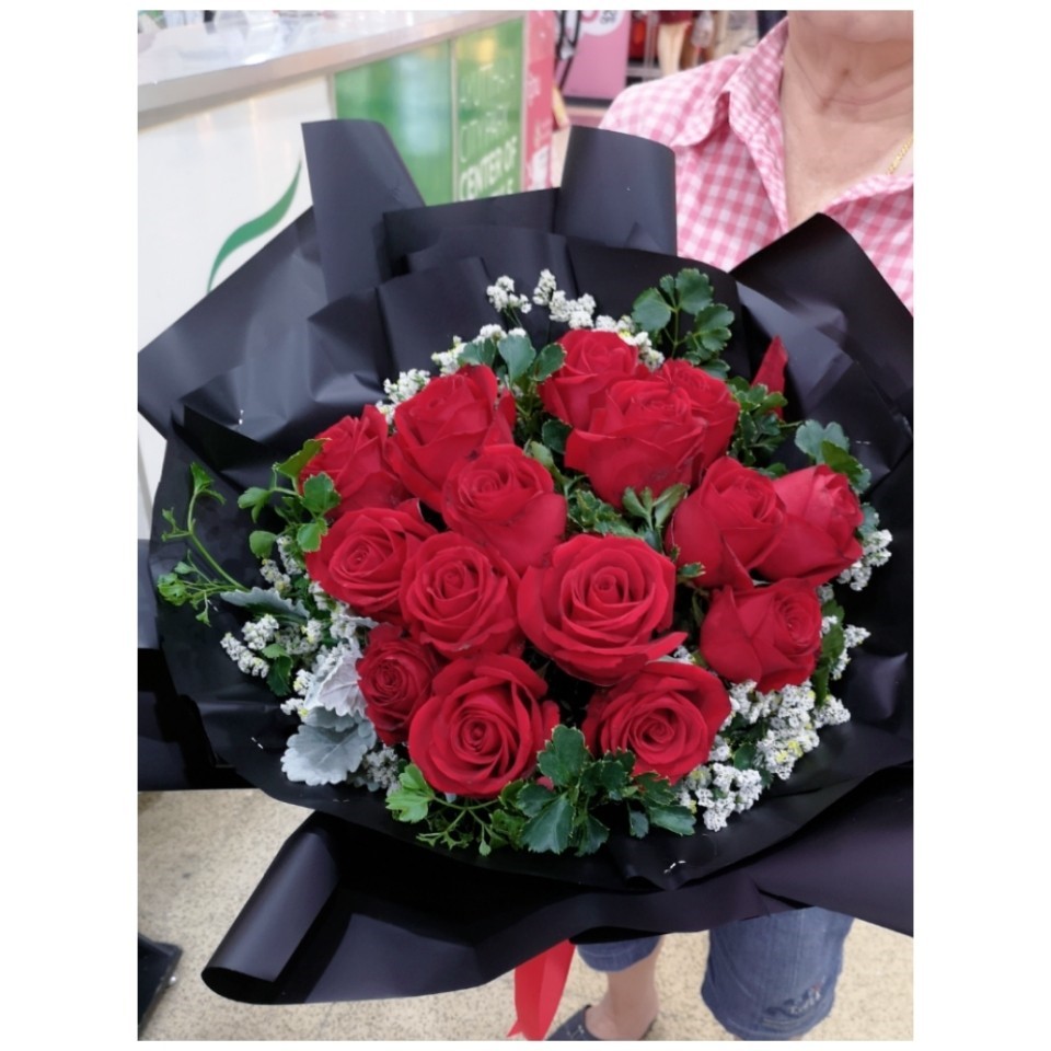 ช่อกุหลาบสีเแดง ห่อด้วยกระดาษดำ ทรงกลม