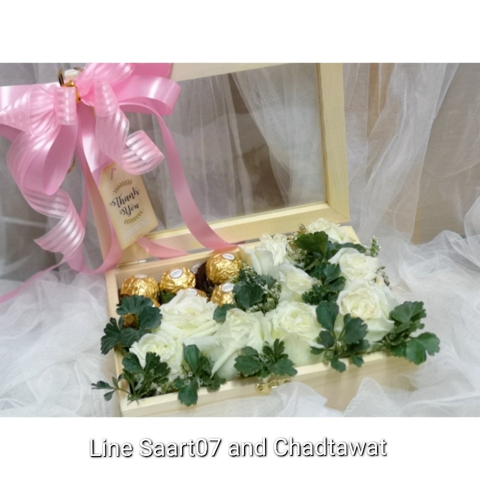 กล่องดอกไม้ พร้อมธนบัตร (Flower Box)