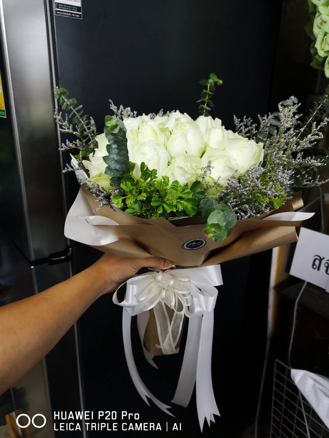 ช่อดอกกุหลาบขาว แทนความรักที่บริสุทธิ์ มอบให้คนที่คุณรัก