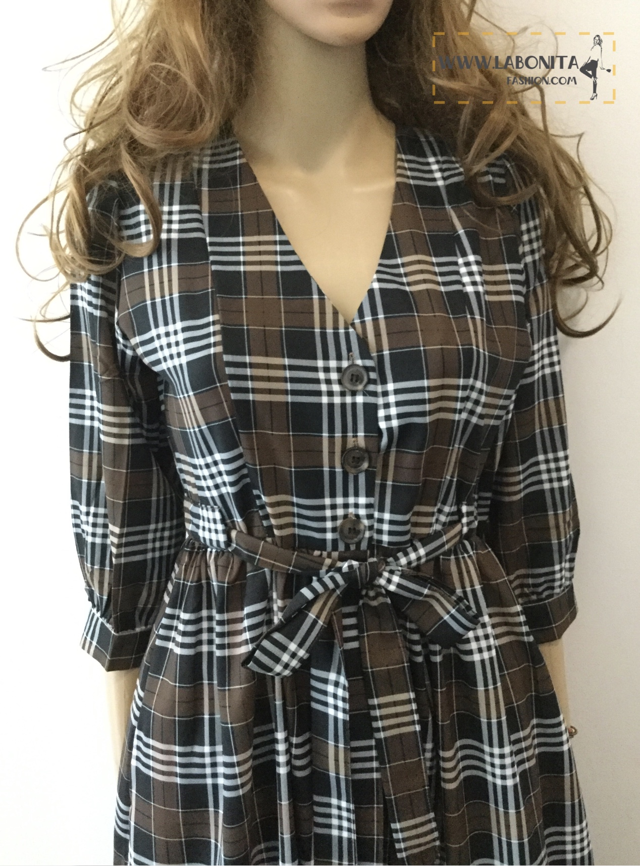 เดรสยาวลายสก๊อต กระดุมหน้ามีเชือกให้ผูกเอวกระชับทรง