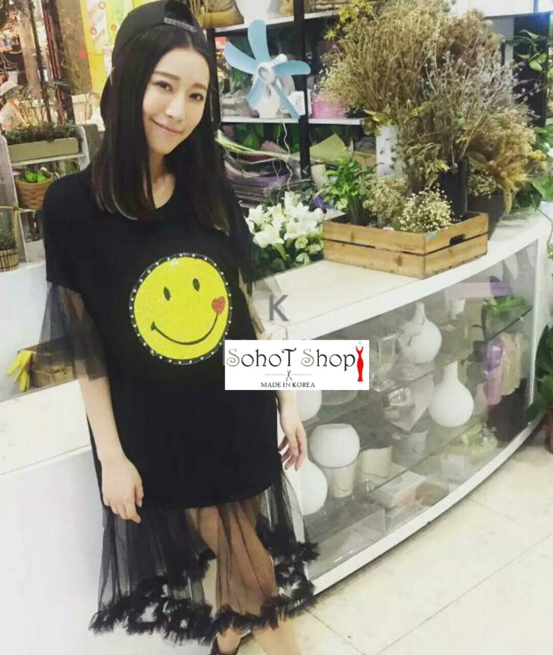 เดรสหน้ายิ้ม ผ้ายืดคอตตอทเนื้อดี เนื้อผ้านุ่มมากใส่สบาย ปลายแขนและชายเดรสต่อชายระบายฟรุ้งฟริ้ง