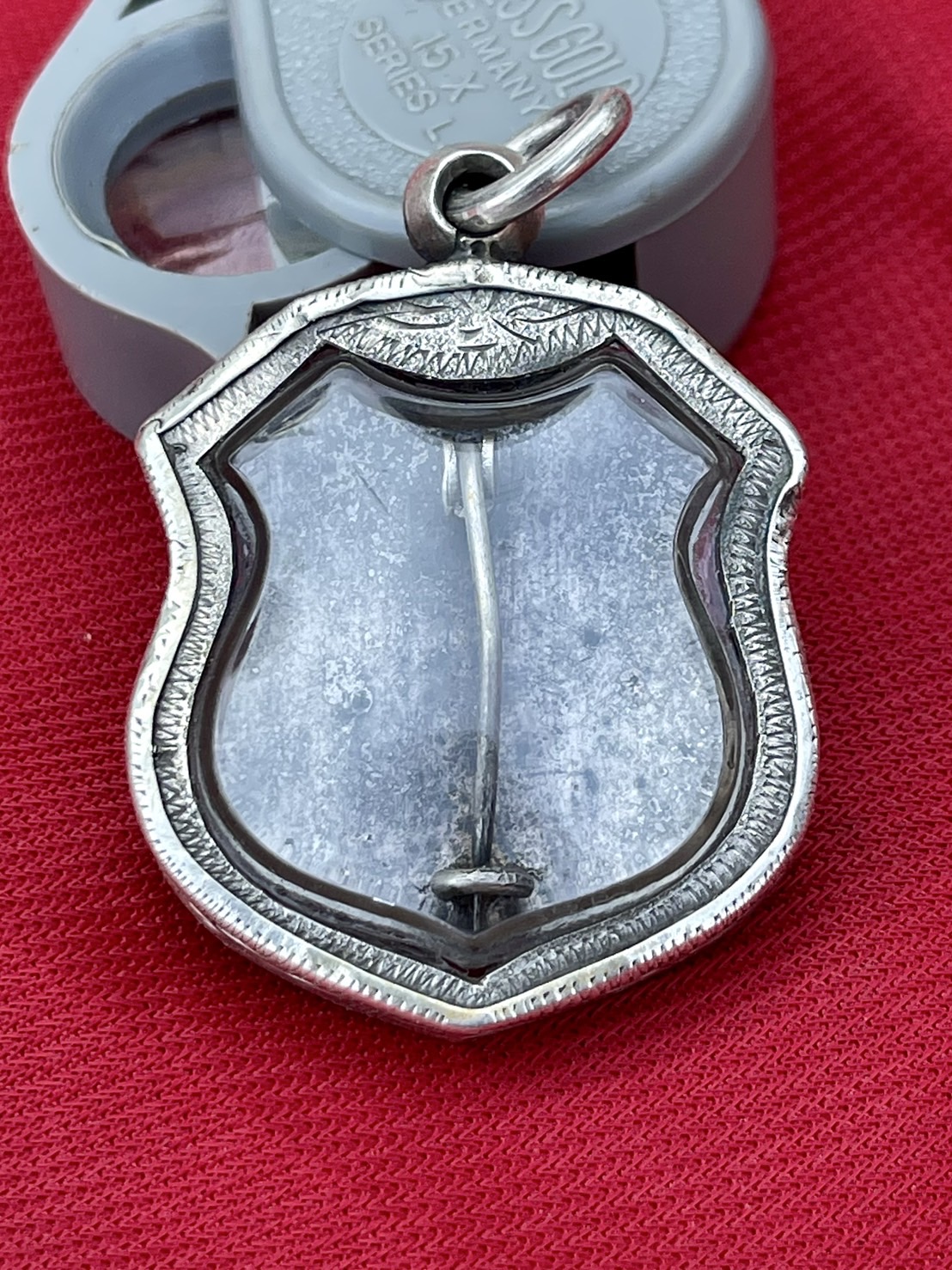 หลวงพ่อโสธร เนื้อเงินลงยาสีแดงรุ่นแรก ปี2498 บล็อก5จุด หลังเข็มกลัด