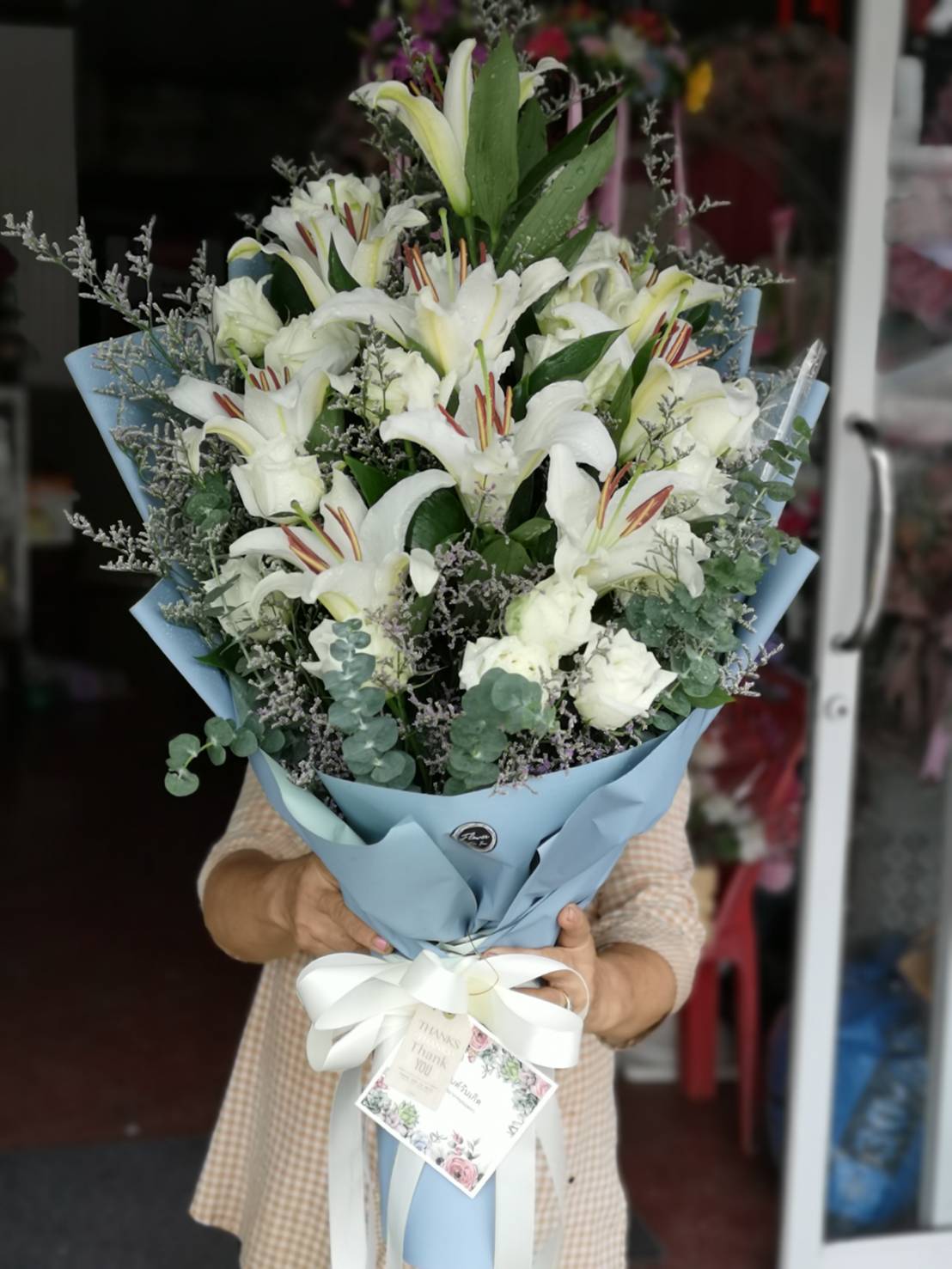 ช่อดอกกุหลาบแซมลิลลี่ สำหรับเซอร์ไพรส์แฟน