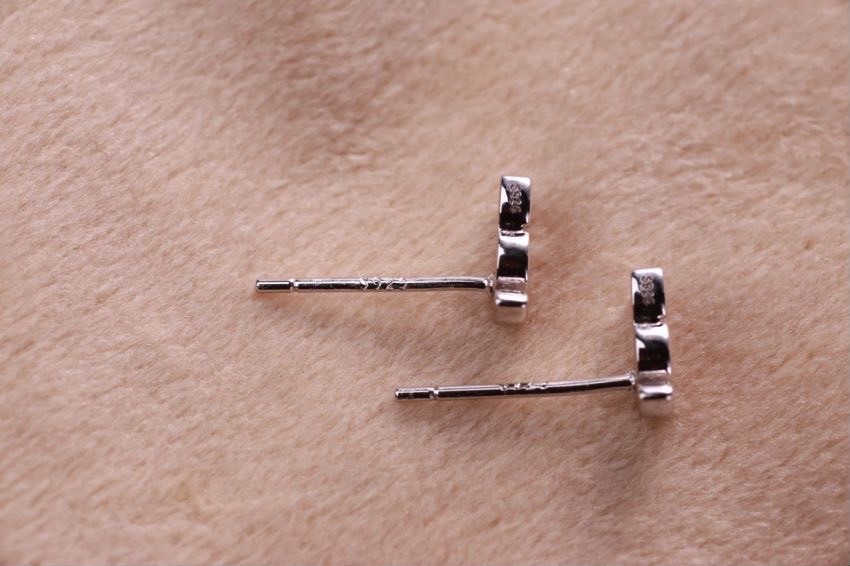 ต่างหูสำหรับผิวแพ้ง่าย เงินแท้ 92.5% ตัวอักษรภาษาอังกฤษ ก-ฮ เลือกผสมได้เลยค่ะ (ราคาต่อข้าง)_ES002