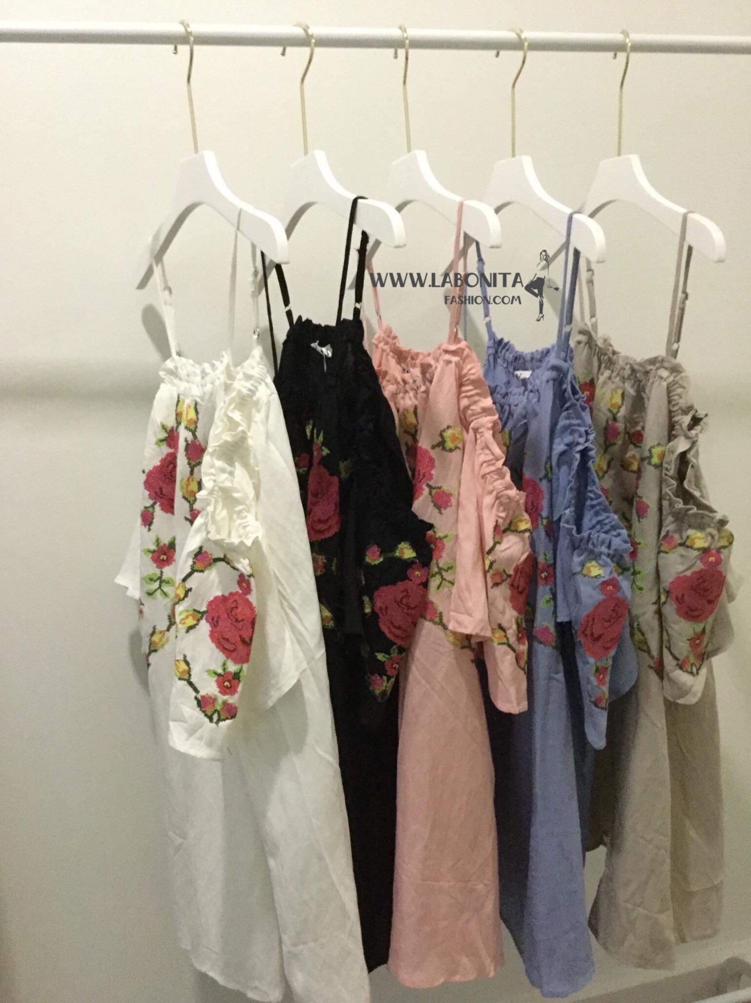 เดรสโบฮีเมียน เดรสสายเดี่ยวมีแขนปักลายดอกไม้สไตล์โบฮีเมียน