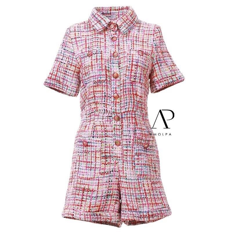 Jumpsuit CHANEL คอปก ผ้าทวิส มีกระเป๋าคู่ช่วงอกและช่วงล่าง แต่งกระดุมปั้มหน้าสิงโตอย่างดี