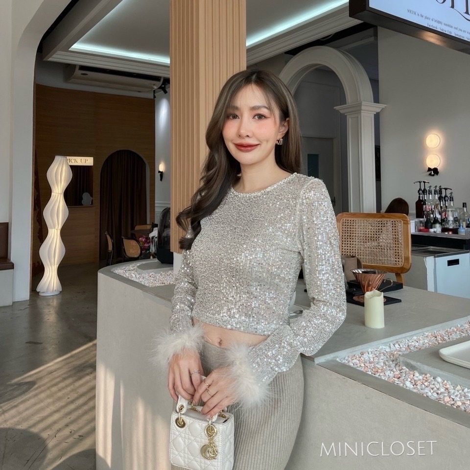 เสื้อปักเลื่อมวิ้งๆ แขนยาวปลายแขนแต่งขนนกน่ารัก ใส่เที่ยว ใส่ออกงานสวย