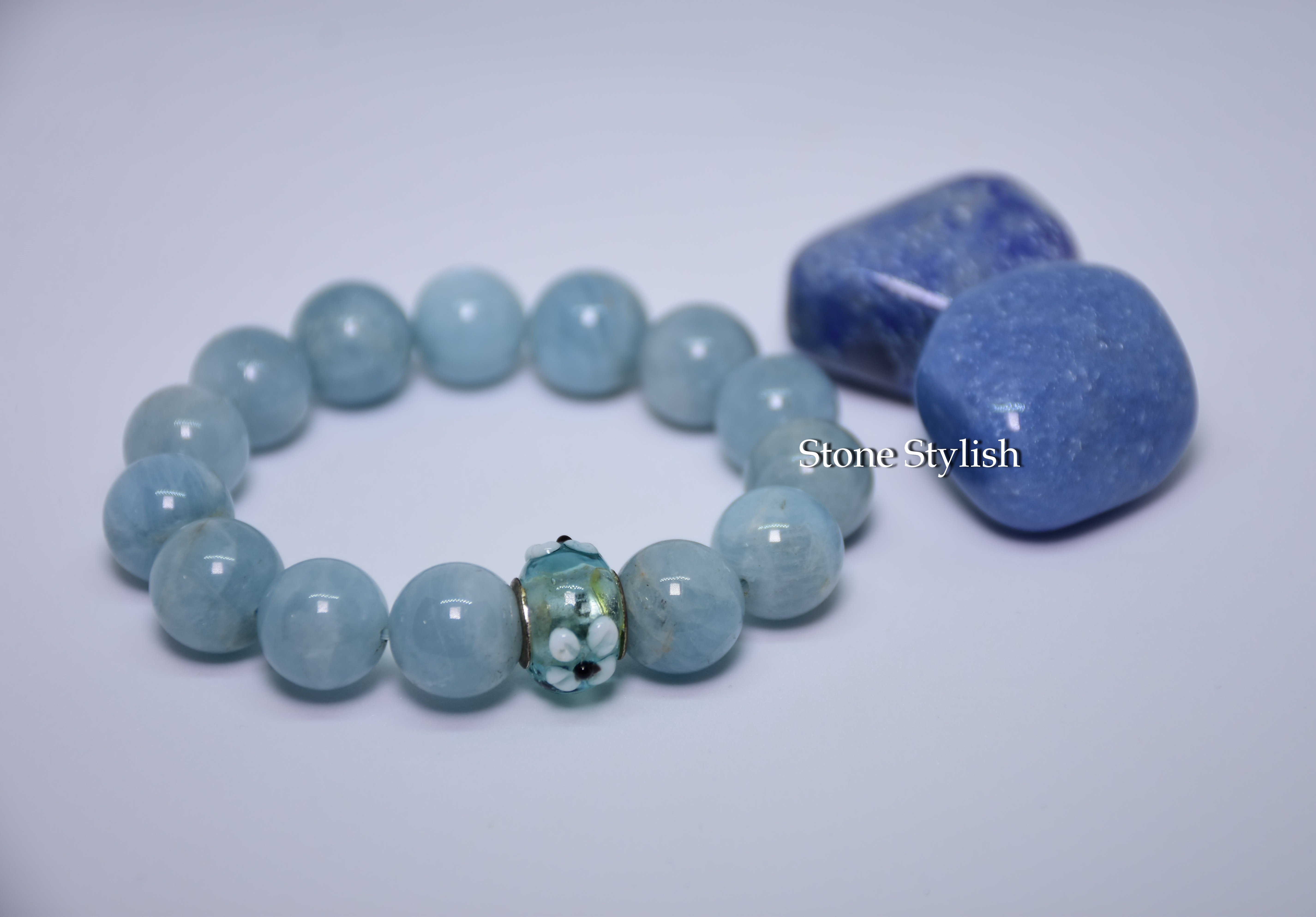 สร้อยข้อมือ อความารีน (Aquamarine) เกรด AAA ขนาด 10 มิล แต่งหัวลูกปัดดอกไม้สีฟ้า