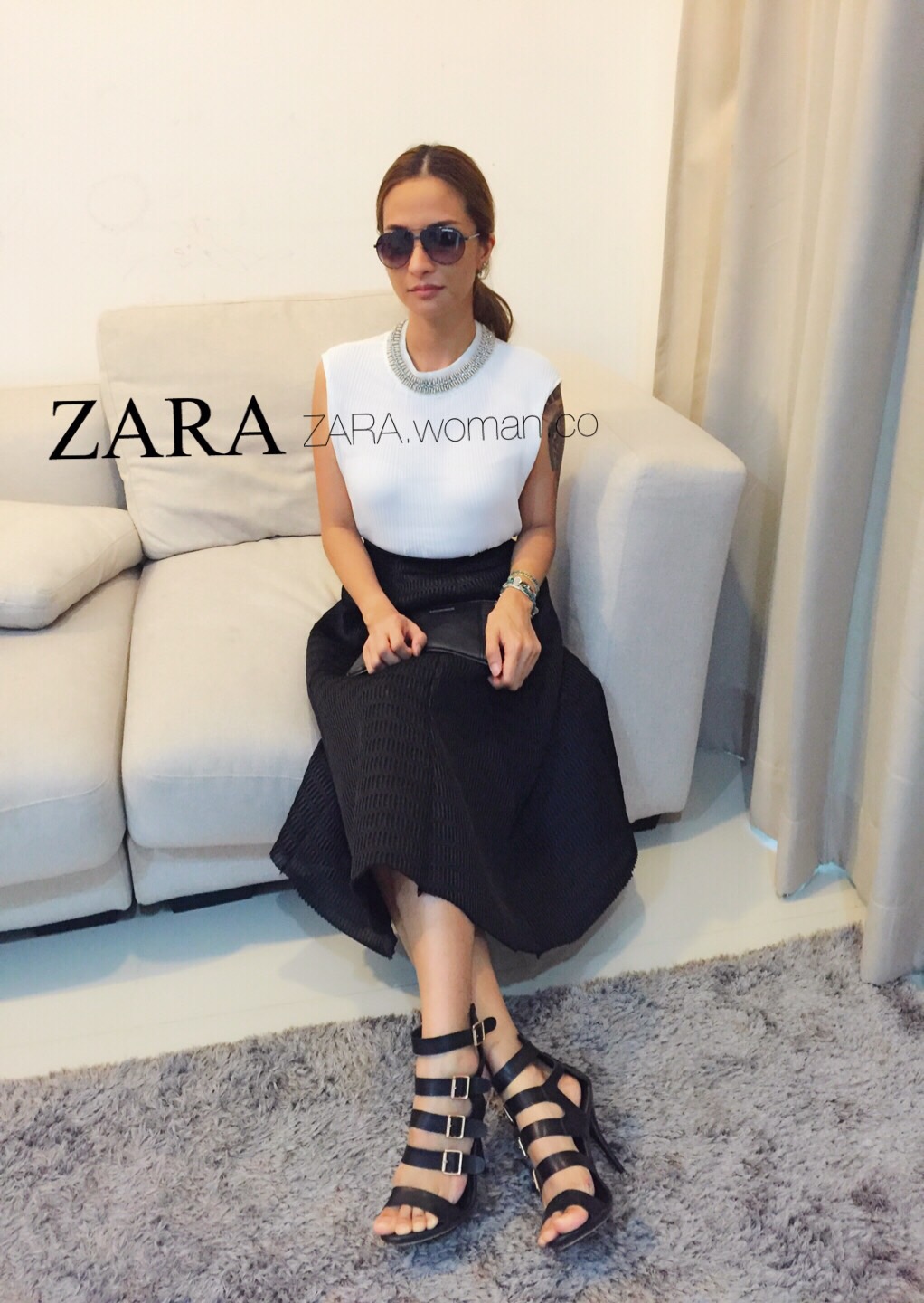 CROP ZARA รุ่นครอปแขนกุดซาร่า เนื้อผ้าชีฟองเนื้อทรายอัดพลีทละเอียด ดีไซน์เป็นเสื้อครอปแขนกุด คอกลม มีซับใน ปักเมทาลิคเงินรอบคอ ตกแต่งสวยงามมาก เรียบหรู