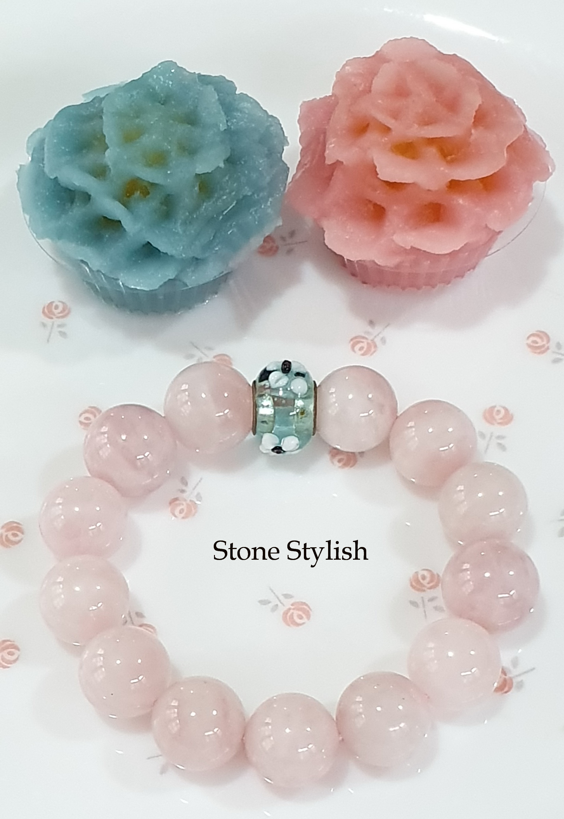 สร้อยข้อมือ โรสควอทซ์ มาดากัสการ์ (Rose Quartz) ขนาด 10 มิล แต่งหัวดอกไม้สีฟ้า