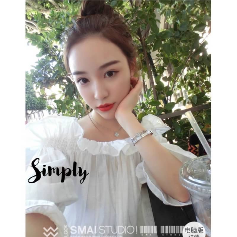 เสื้อปาดไหล่ แขนจั้ม แต่งลอนระบายน่ารักๆที่อกและแขน เนื้อผ้าดีมากกก แมตซ์กับอะไรก็น่ารัก งานสวย ใส่ออกมาน่ารักตามแบบเป๊ะเลยค่า