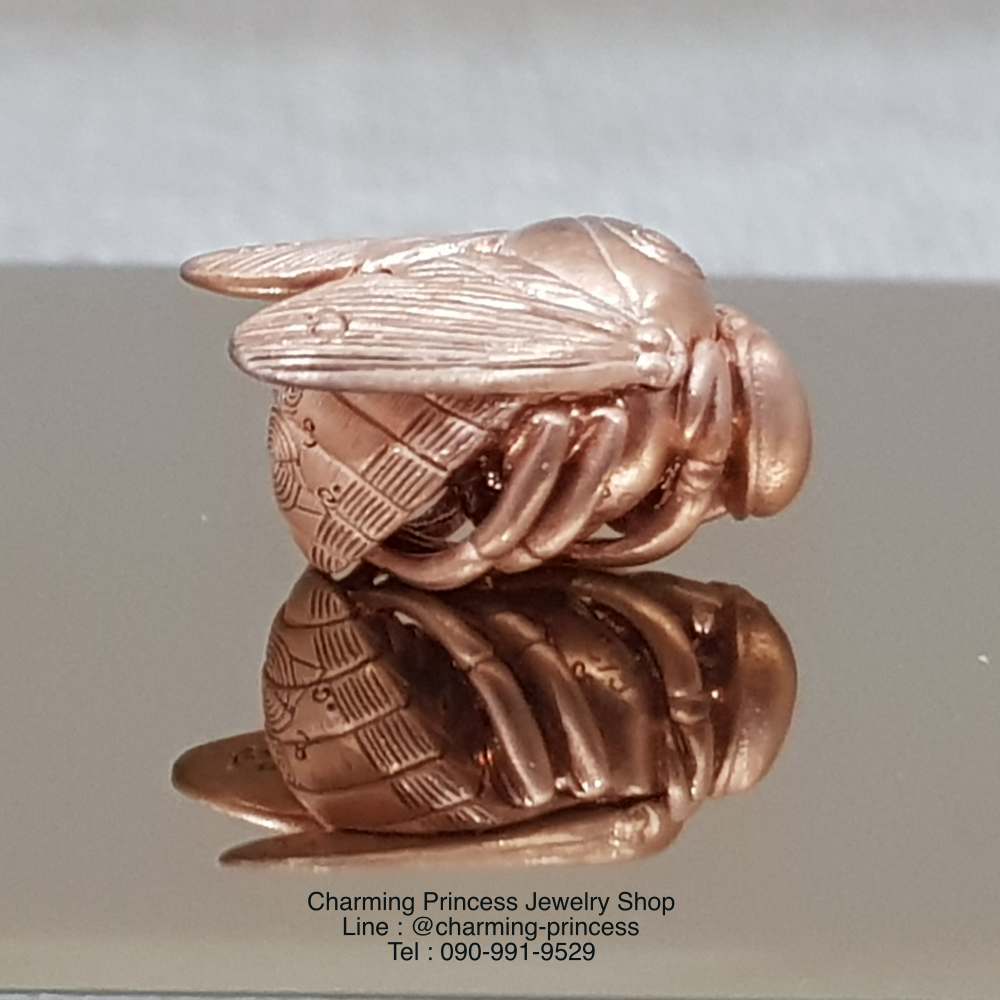 พญาภู่คำ ต่อเงินต่อทอง เนื้อทองแดง เครื่องรางของขลังทำพิธีปลุกเสกแล้วคะ พญาแมลงภู่คำนี้ นับเป็นเอกทางโชคลาภ เมตตา ส่งเสริมดวงชะตาให้มั่งคั่ง ทั้งทรัพย์สิน ยศศักดิ์ เป็นที่รักใคร่เอ็นดูของผู้คนทั้งหลาย อีกทั้งยังป้องกันคุณไสยมนต์ดำ