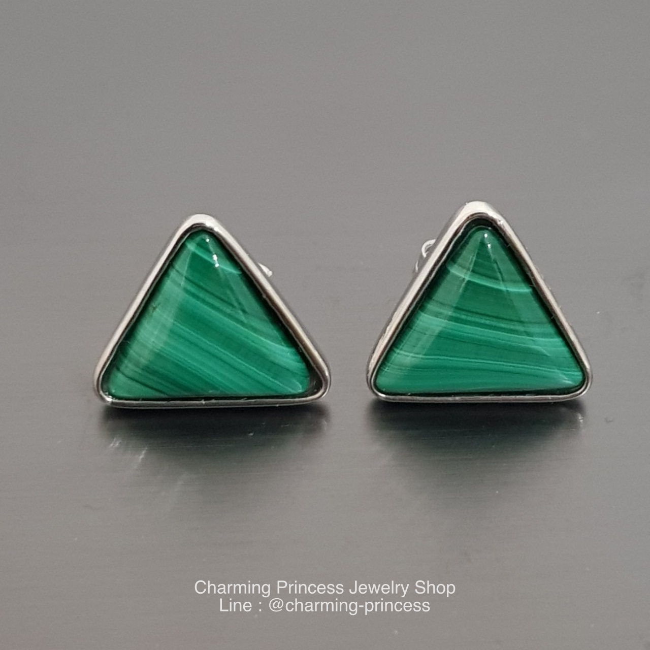 ต่างหูเงินแท้ Malachite มาลาไคท์ งช่วยเสริมความมั่นใจในการเจรจาต่อรอง ชนะการประมูล รูปสามเหลี่ยม ขนาด 10 มม หรือ 1 ซม Malachite Trillion Sterling SIlver Earrings