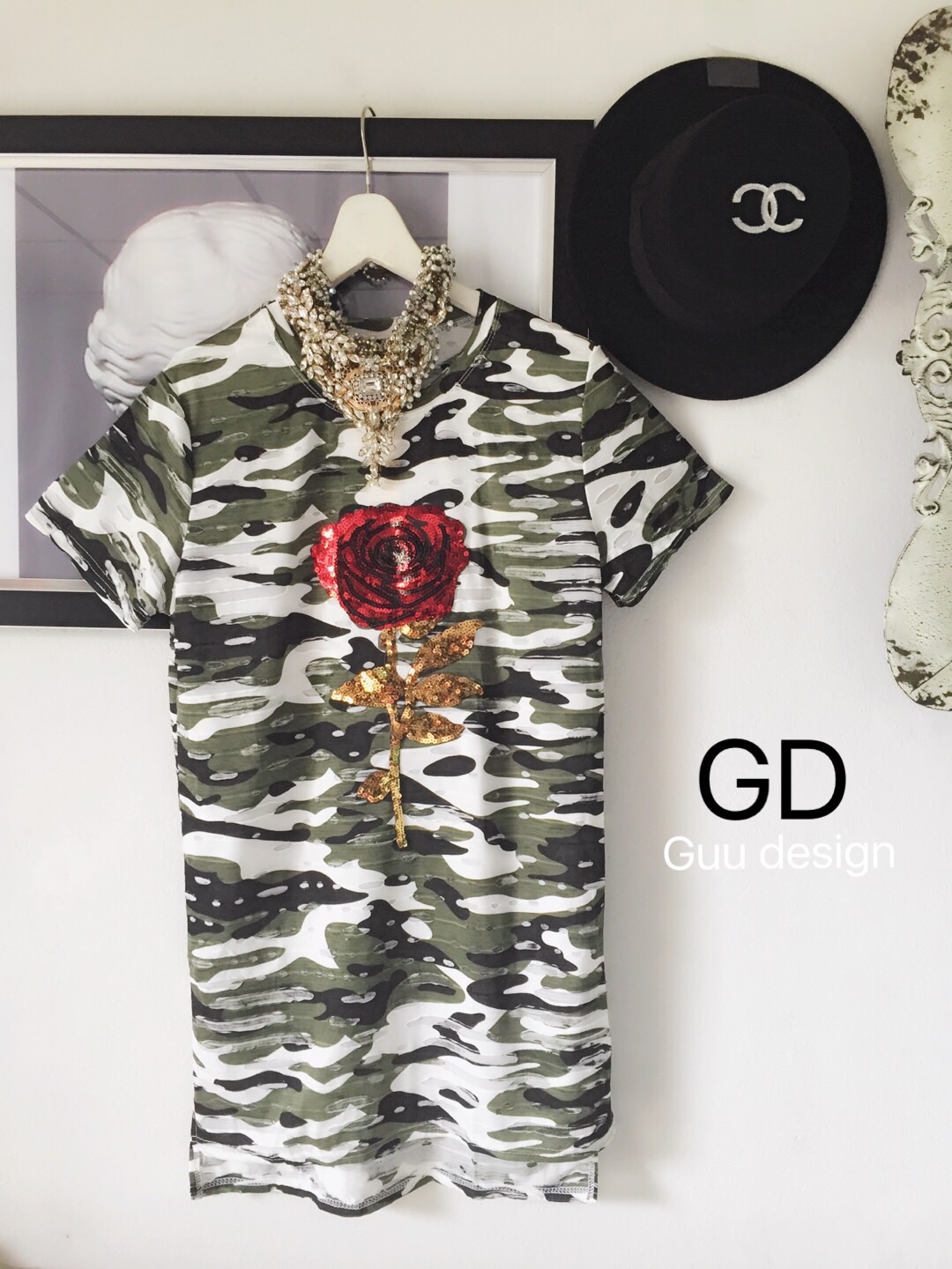 D&G ARMY ROSE รุ่นเดรสดีแอนด์จีอาร์มมี่ เนื้อผ้าคอตตอนยืดเนื้อหนานุ่มผ้ามีฉลุแทคเจอร์ในตัว ดีไซน์เป็นเสื้อยาวเดรสคอกลม แขนสั้น ผ่าข้าง ตกแต่งกริสเตอร์ลายกุหลาบดีแอนด์จี