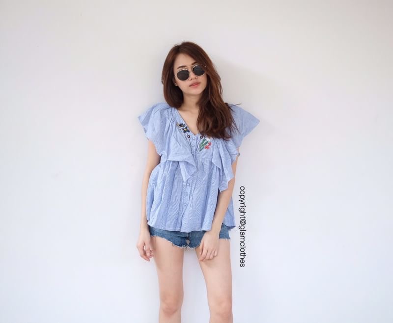 New!! zara top เสื้อแขนระบาย ผ้าฝ้ายทอ ไม่หนาค่ะ เนื้อบาง มีปักลายดอกที่หน้าอก ติดกระดุมเรียงด้านหน้า สไตล์สาว zara ค่า