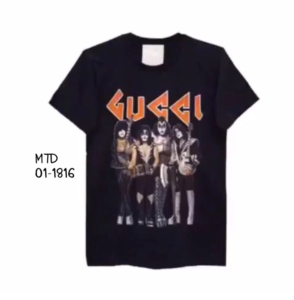 กับเสื้อยืดแขนสั้นแต่งคอกลม มาพร้อมงานสกรีนลวดลายสไตล์วินเทจแนวๆตรงด้านหน้าตัวเสื้อค่ะ ลายสกรีนคมชัด เนื้อผ้าดีสวมใส่สบายมากๆค่ะ ใส่สวยแบบ คุณ ญาญ่าญิ๋ง คุณ คิมเบอรรี่ คุณ ไอซ์ และ เซเลบ คนดัง ใส่กันเยอะค่ะลายสกรีนนี้