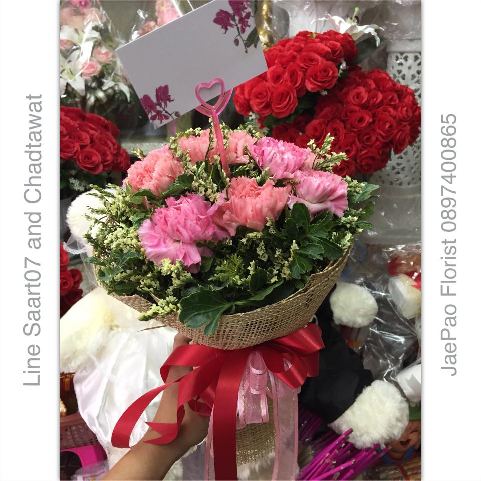 ช่อดอกไม้ คาร์เนชั่นสีชมพู ราคาเริ่มต้นที่ $500
