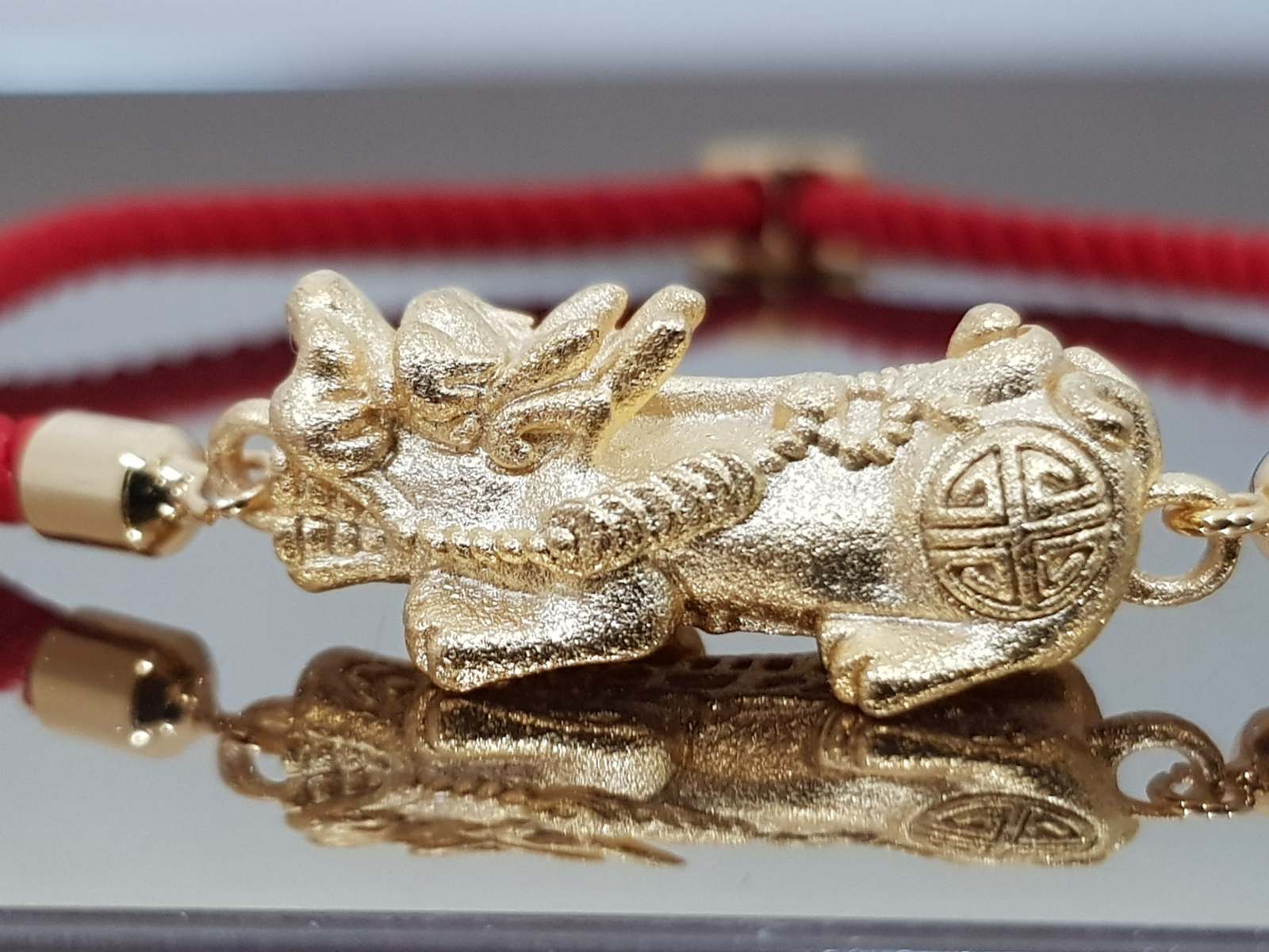 วัตถุมงคลสำหรับเสริมดวงของทุกปีนักษัตรที่ดี คือ ปี่เซียะ ด้ายแดง คู่บารมี เสริมโชค เรียกทรัพย์ ร่ำรวย เงิน ทอง ปัดเป่าสิ่งชั่วร้าย เก็บเงินทองไม่รั่วไหลพร้อมก้อนเงิน สัญลักษณ์ของความมั่งคั่ง มั่งมี