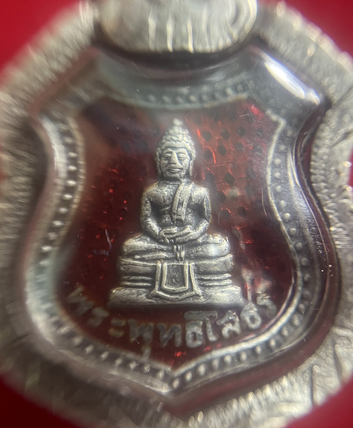 หลวงพ่อโสธรปี2498 เนื้อเงินลงยาสีแดงรุ่นแรก บล็อก5จุด พิมพ์หลังเข็มกลัด