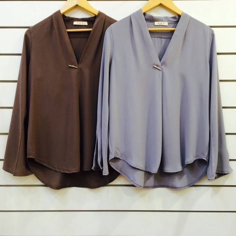 เสื้อเชิ้ตทรงสวยสุดๆค่ะ เนื้อผ้าเรียบทิ้งตัว กลางอกประดับกลัดเงิน ผ่าเล็กๆช่วงปลายแขน เรียบหรูดูแพงมากๆ ใส่คู่กับท่อนล่างได้ทุกแบบ