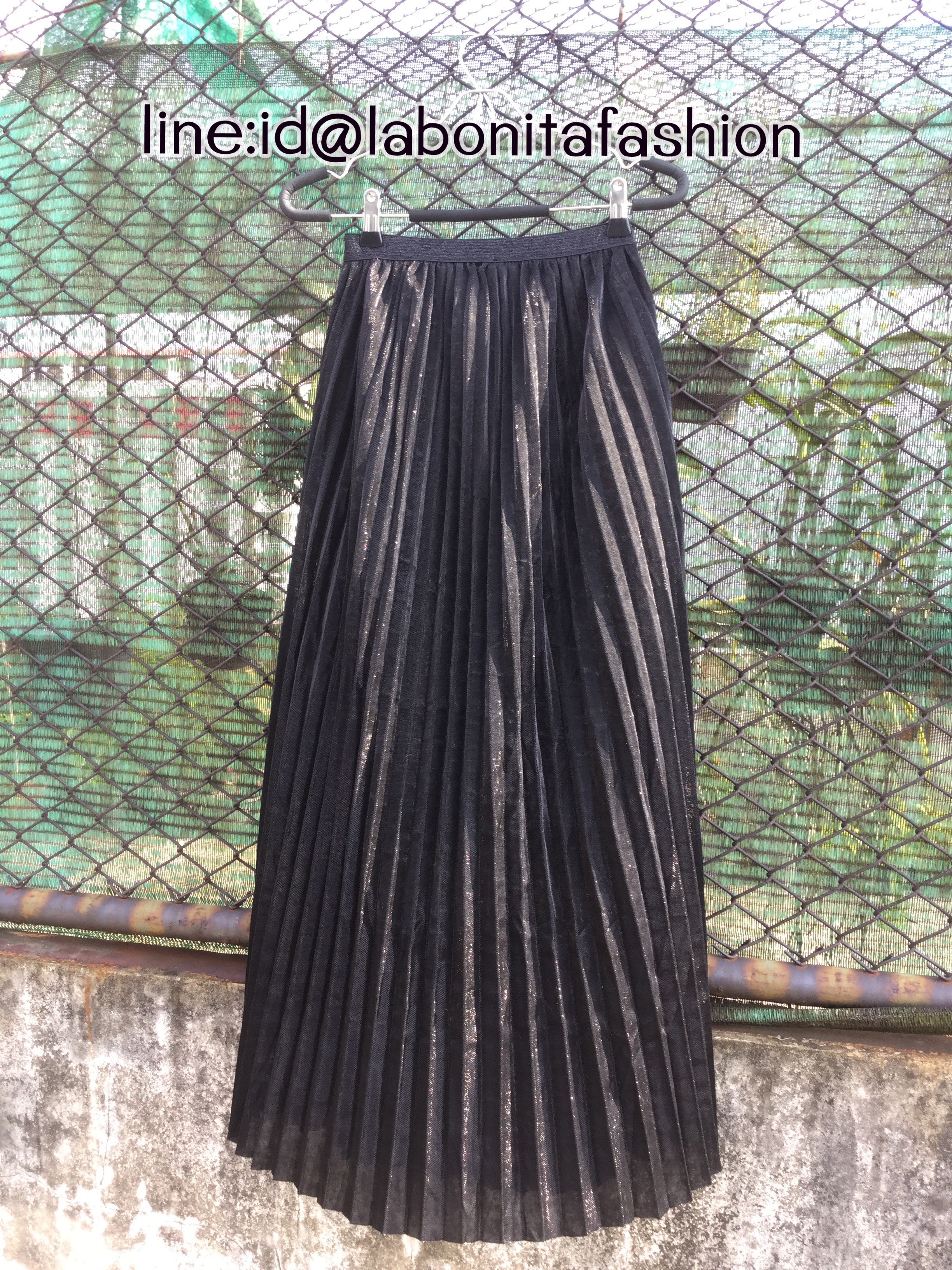 พร้อมส่ง กระโปรงพลีทยาว เนื้อผ้าวิ้งๆวาวๆงานสวยมากค่ะ ผ้าเนื้อดีมีน้ำหนัก ซับในอย่างดี