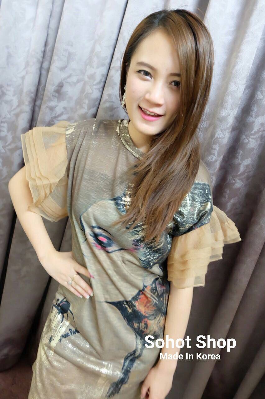 Sohot Shop เสื้อยาวหรือใส่เป็นมินิเดรสได้ค้ะ ผ้ายืดคอตตอทเนื้อนิ่มสกรีนลายหน้าคนวิ้งๆ ทอง แขนระบายน่ารักมากๆ