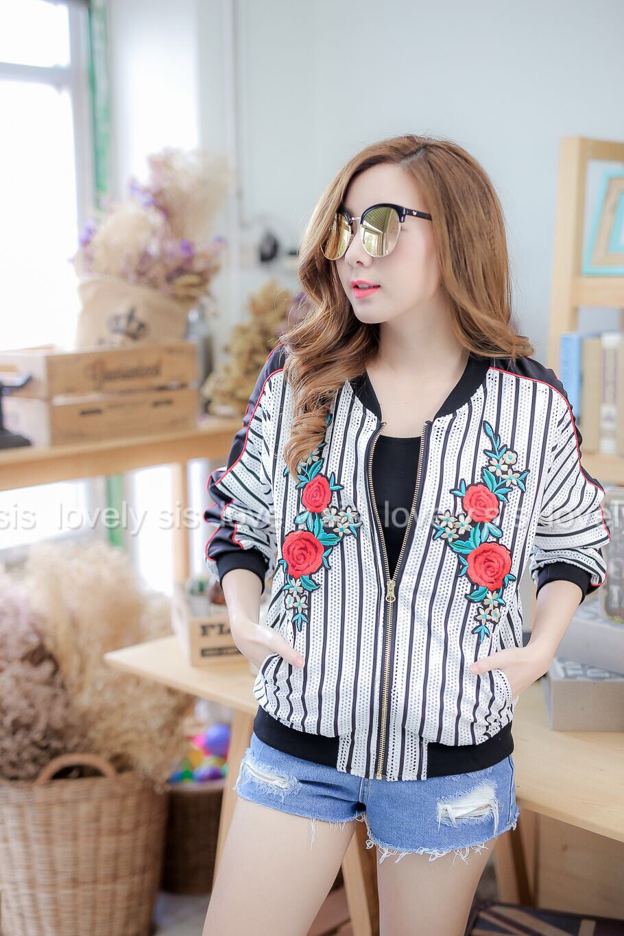 แจคเก็ตแขนยาว งานสวยมากค่า แต่งซิปหน้า งานปักลายดอกกุหลาบสวยงาม แต่งแถบสีดำช่วงด้านข้างและด้านล่าง ผ้าเนื้อดี ใส่คลุมได้ตลอดจ้า