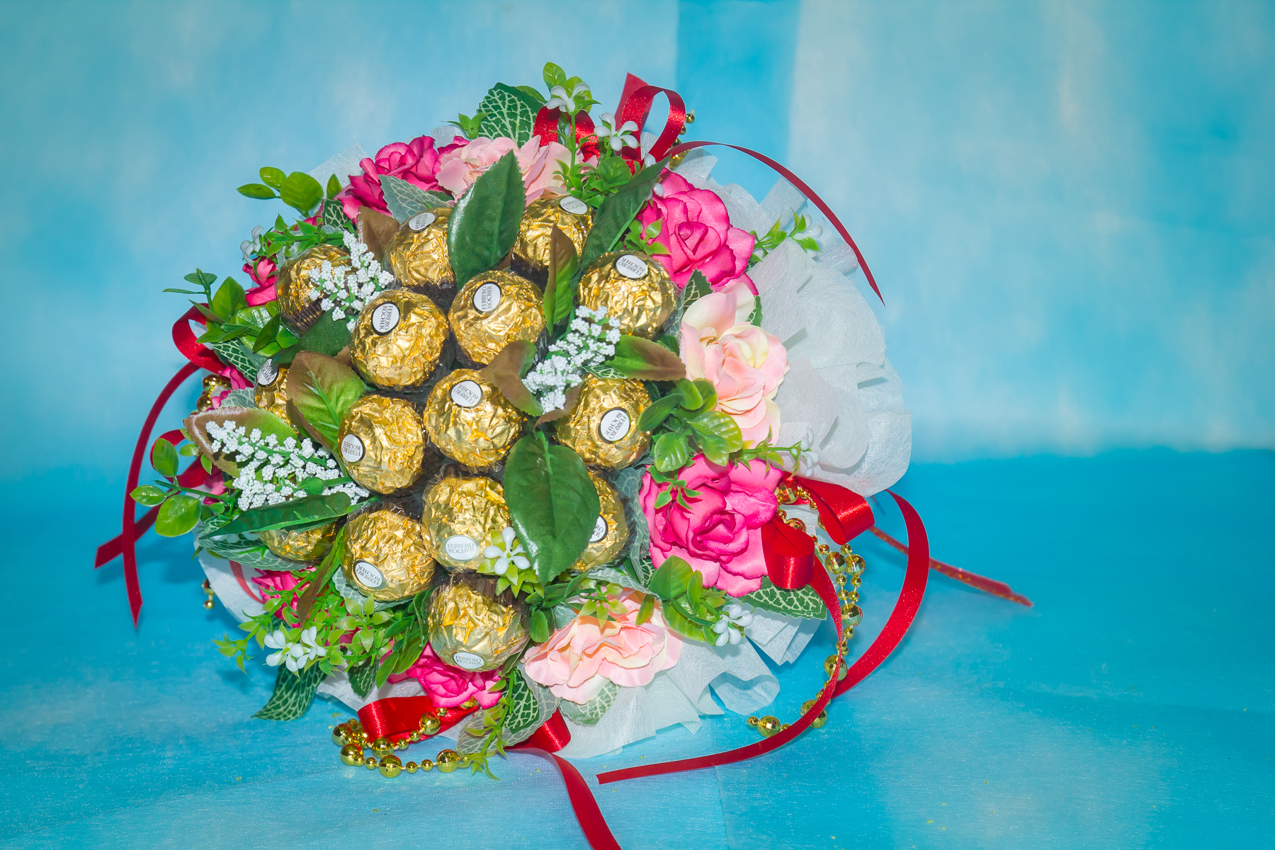 ช่อเฟอเรโร่ (Ferrero Rocher) 15 ลูก ดอกกุหลาบสีชมพูหวาน กระดาษสีขาว ต้อนรับเทศกาลวันวาเลนไทน์