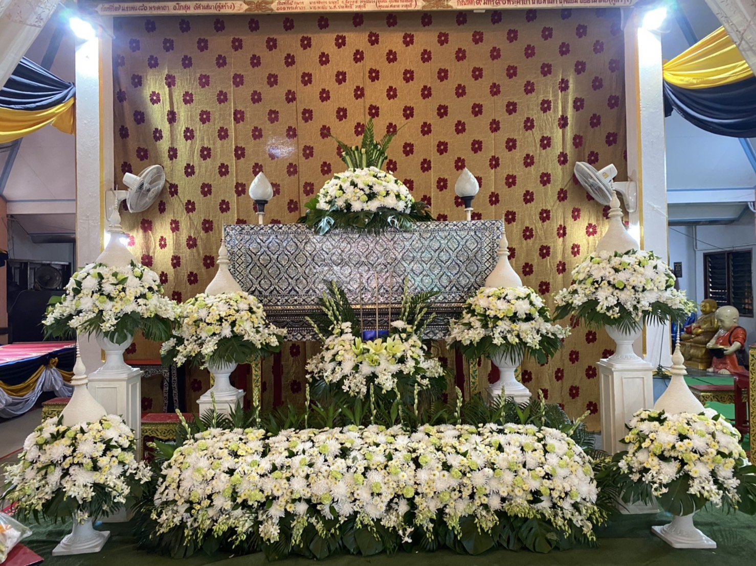ดอกไม้ประดับหน้าหีบศพ แบบสวน 1 ชั้น โทนขาวล้วนพร้อมดอกไม้กรอบรูป และพุ่มดอกไม้สด 3 คู่