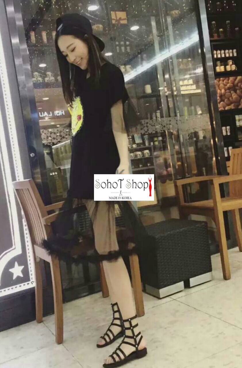 เดรสหน้ายิ้ม ผ้ายืดคอตตอทเนื้อดี เนื้อผ้านุ่มมากใส่สบาย ปลายแขนและชายเดรสต่อชายระบายฟรุ้งฟริ้ง