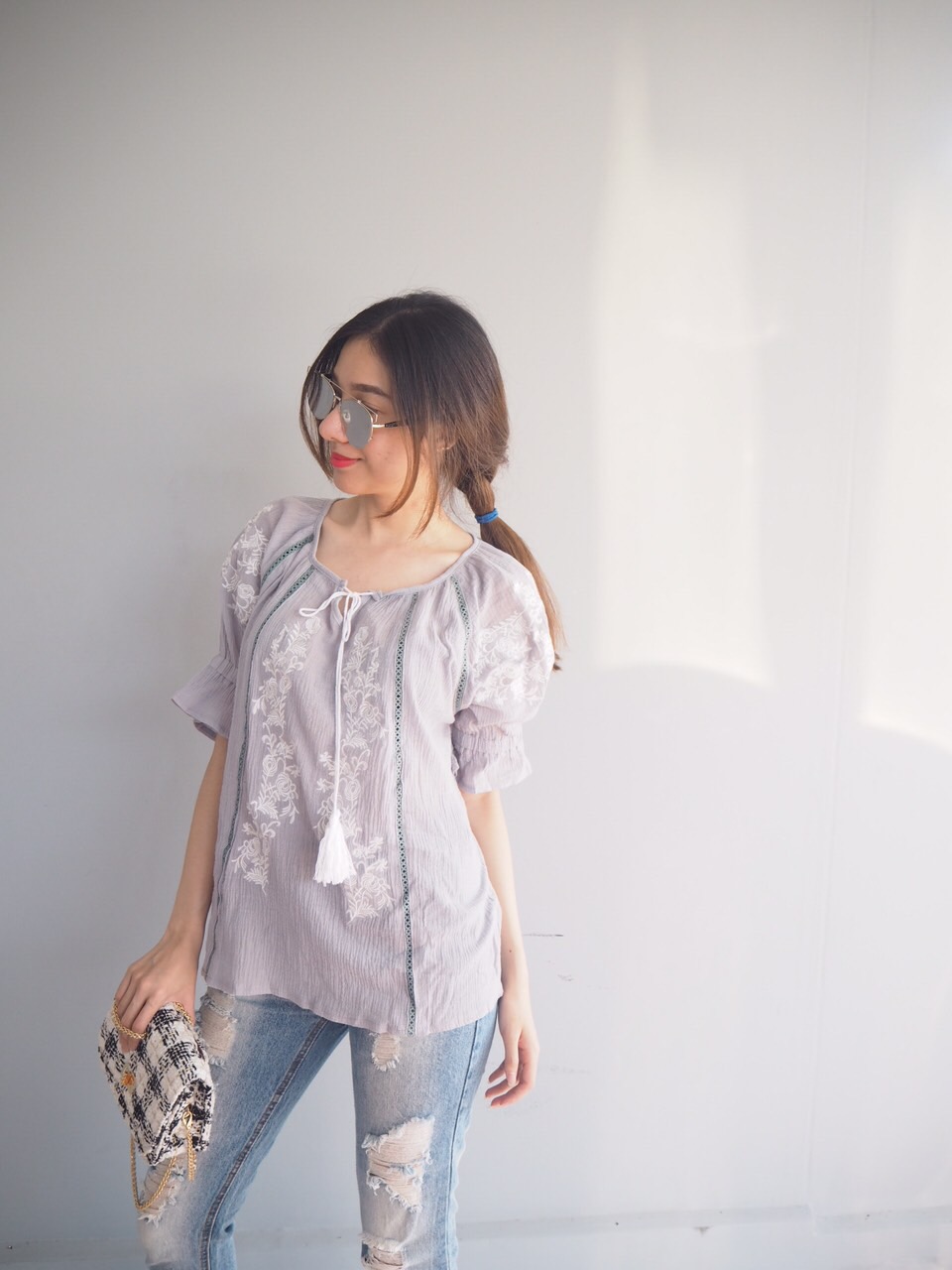 เสื้อทรงปล่อยทิ้งตัวผ้าดี ลายเสื้อปักดอกไม้อย่างดี สีเทา ช่วงตัวเป็นรูระบายทางยาวลงมา แขนพองจั้มแล้วระบายออก เพิ่มความสวยงามด้วยการปักลายดอกไม้เช่นกัน ผูกด้วยเชือกพู่ตรงคอ รวมๆใส่แล้วน่ารักมาก