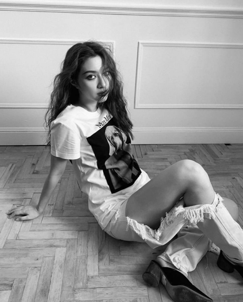 เสื้อยืดสไตล์ MaxMara ลายสุนัข แบบคุณมิว คุณแอน ใส่