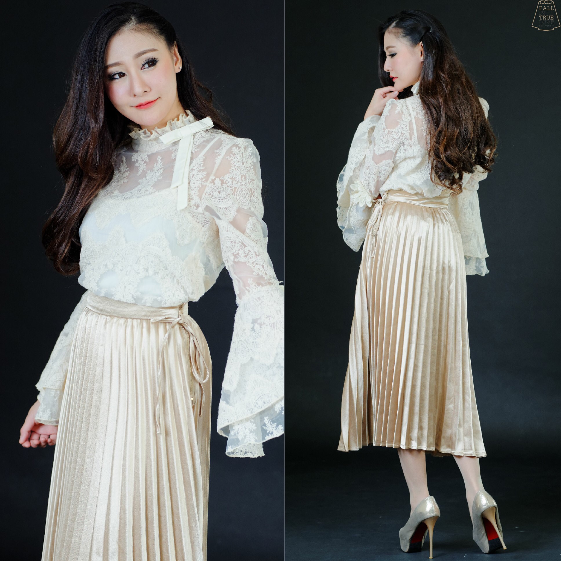 กระโปรงพลีทผ้าไหมเครปซาตินเนื้อดีทรงตรงความยาว 4 ส่วน เป็นกระโปรงทรงเอวสูง ชายกระโปรงยาวเสมอกัน แต่งซิปโลหะสีทองด้านข้าง เหมาะสำหรับใส่ออกงานได้ทั้งงานเช้า มี3 สีสวย