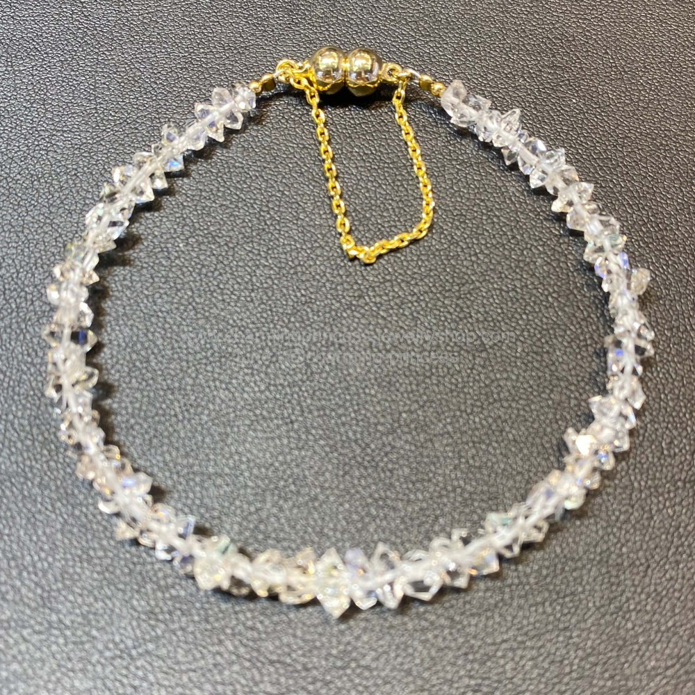 Herkimer Diamond Quartz 5-6 mm เฮอร์คิเมอร์ เป็นหินตระกูลควอตซ์สีขาวใส ไม่ใช่เพชรแต่เป็นคริสตัลใส ที่มีหัวท้ายเป็นปลายแหลมทั้งสองด้าน